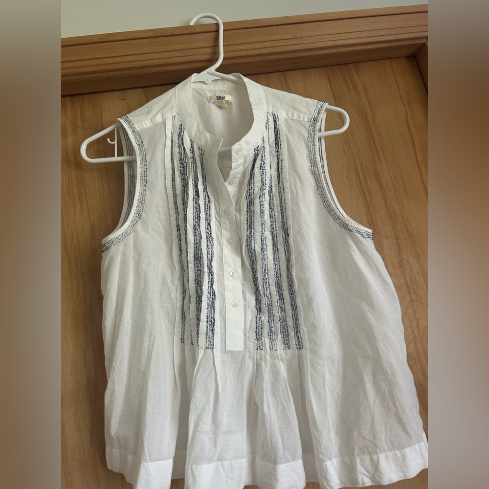 EUC Gap 1969 blue white sleeveless blouse